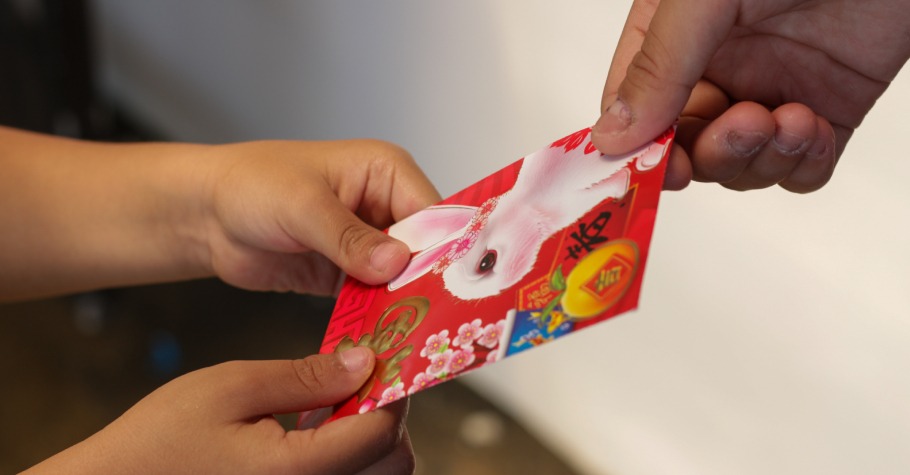 "Bà ngoại lì xì tận 5 triệu, bà nội cho mỗi 500 nghìn" - câu nói vô tư của đứa trẻ khiến hai bên gia đình cạch mặt nhau