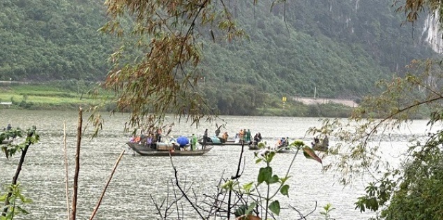 Nóng: Lật đò chở cả gia đình 7 người trên sông Gianh, 2 người chết, 2 người mất tích