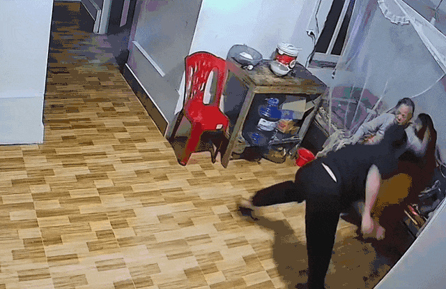 Xôn xao đoạn clip con trai đánh mẹ gãy tay tối mùng 3 Tết