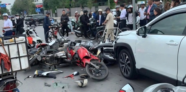 Ô tô tông 12 xe máy chờ đèn đỏ ở Hải Phòng, 13 người bị thương