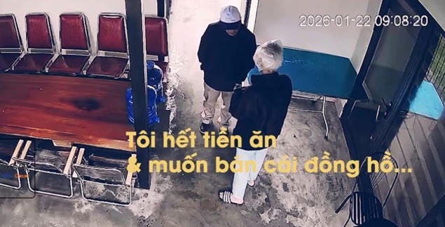 Cụ ông mắc bệnh lặng lẽ bán kỷ vật cuối cùng lấy 200 nghìn đồng: Khoảnh khắc khiến nhiều người nghẹn lòng