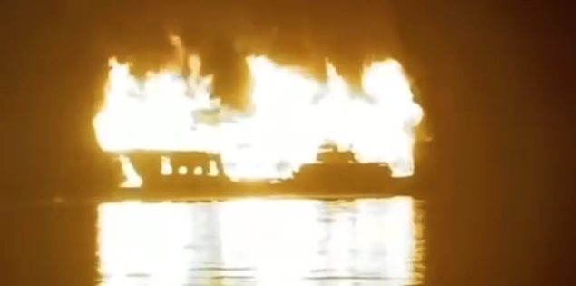 Cháy tàu du lịch chở 41 người trên vịnh Hạ Long