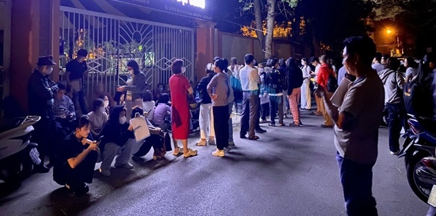 Hà Nội: Phụ huynh xếp hàng dưới mưa từ tờ mờ sáng để nộp hồ sơ vào lớp 10 cho con