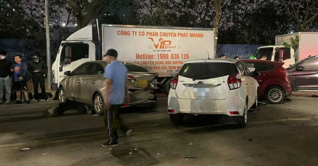 Tài xế ô tô tông liên hoàn 8 phương tiện ở Hà Nội, vi phạm nồng độ cồn
