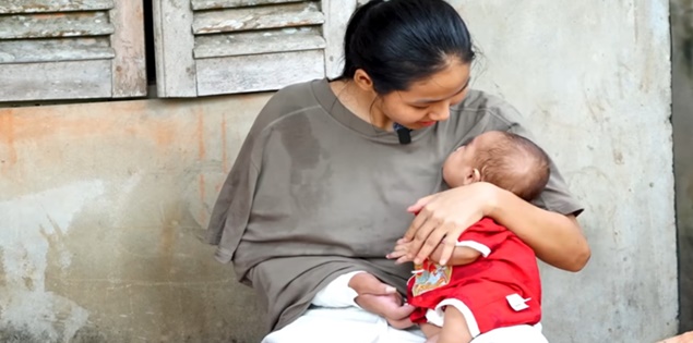 Người mẹ đơn thân mang song thai gây chấn động với ca ghép tay vào chân giờ sống ra sao?