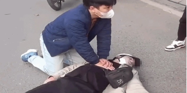 Khen thưởng bác sĩ quỳ gối ép tim cứu người trên phố Hà Nội