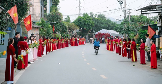 Con gái lấy chồng, mẹ mời 500 phụ nữ trong làng đến làm điều đặc biệt

