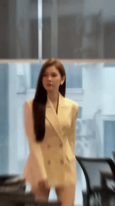 Mỹ nhân Việt biến phim trường thành sàn diễn thời trang, mặc bộ nào cũng được khen