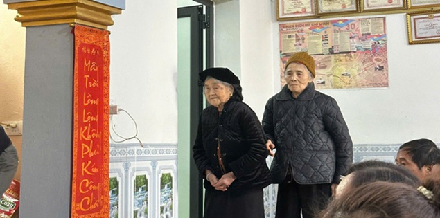 Em gái 91 tuổi vượt gần 400km đến thăm chị gái 96 tuổi, bịn rịn phút chia tay