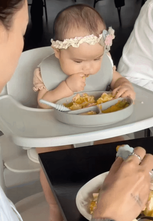 Con gái Ngô Thanh Vân gây sốt với loạt “mốt” ăn dặm siêu đáng yêu, mỗi ngày một phong cách