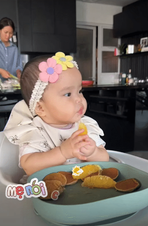 Con gái Ngô Thanh Vân gây sốt với loạt “mốt” ăn dặm siêu đáng yêu, mỗi ngày một phong cách