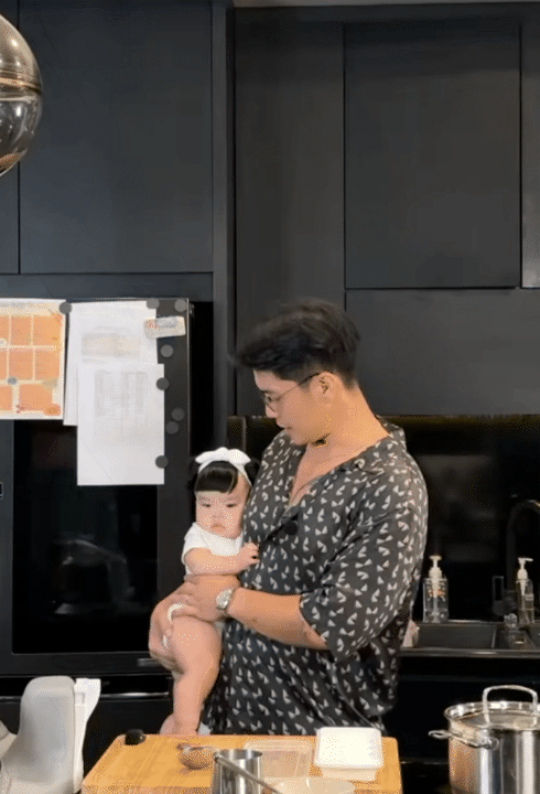 Con gái Ngô Thanh Vân gây sốt với loạt “mốt” ăn dặm siêu đáng yêu, mỗi ngày một phong cách