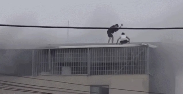 Vụ cháy nhà 7 tầng Hà Nội: Khoảnh khắc 2 người hùng phá mái tôn cứu người