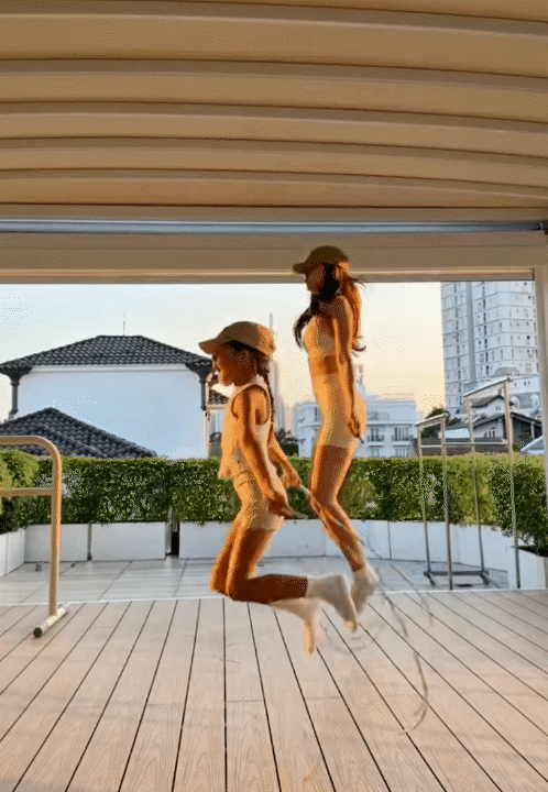 Con gái Hà Hồ trổ mã ở tuổi lên 6, sở hữu đôi chân dài “chuẩn gen mẹ” khiến dân mạng xuýt xoa

