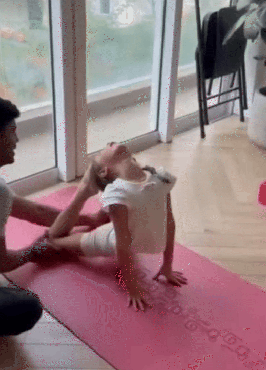 Con gái Hà Hồ trổ mã ở tuổi lên 6, sở hữu đôi chân dài “chuẩn gen mẹ” khiến dân mạng xuýt xoa

