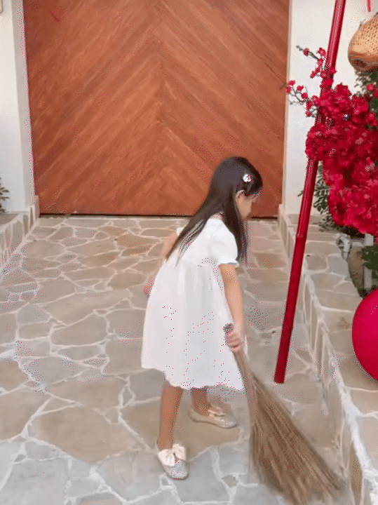 Con gái Hà Hồ trổ mã ở tuổi lên 6, sở hữu đôi chân dài “chuẩn gen mẹ” khiến dân mạng xuýt xoa

