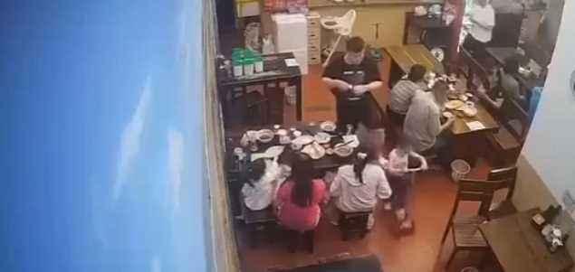 Nam thanh niên đạp thẳng vào lưng bé gái chơi scooter trong quán, hành động trong 3 giây khiến cả cõi mạng phẫn nộ