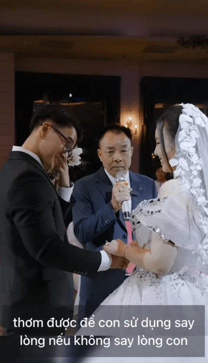 Bố vợ có màn phát biểu trao con gái cho chàng rể khiến cả mạng xã hội “ngả mũ thán phục”