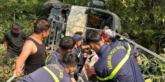 Xe ô tô 29 chỗ lao xuống vực ở Tam Đảo, 7 người bị thương