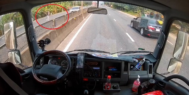 Tài xế dừng xe giữa quốc lộ cứu bé gái thoát hiểm: Được biểu dương, không bị phạt nguội