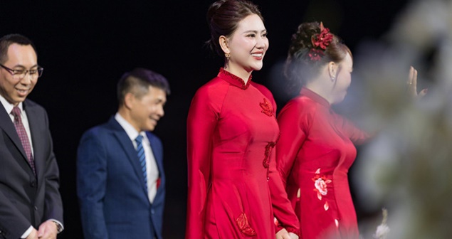 Mẹ chồng U50 gây sốt với visual rạng rỡ, trẻ trung như "chị gái" của con trai