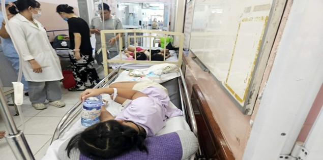 Hàng loạt học sinh nghi ngộ độc, trường ở TP HCM tạm dừng bán trú