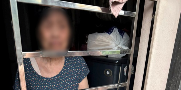 Xôn xao thông tin cụ bà ở Hà Nội "bị nhốt trong nhà của mình", con đưa cơm qua cửa sổ: Chính quyền nói gì?