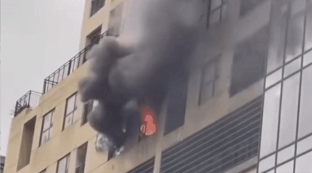 Khói đen bốc lên ngùn ngụt từ căn hộ tầng 6 tòa chung cư ở Hà Nội