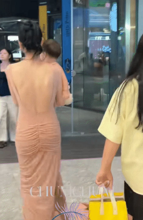 Quỳnh Lương diện đồ lộng lẫy đi sự kiện vẫn “bó tay” vì con bám mẹ đòi bế