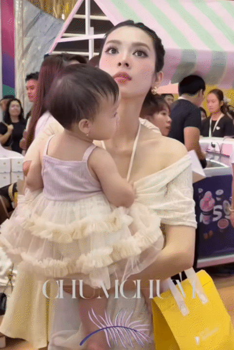 Quỳnh Lương diện đồ lộng lẫy đi sự kiện vẫn “bó tay” vì con bám mẹ đòi bế