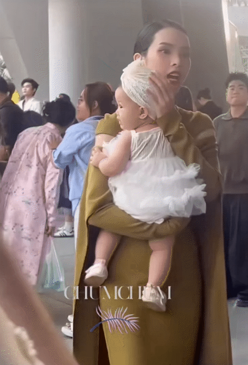 Quỳnh Lương diện đồ lộng lẫy đi sự kiện vẫn “bó tay” vì con bám mẹ đòi bế