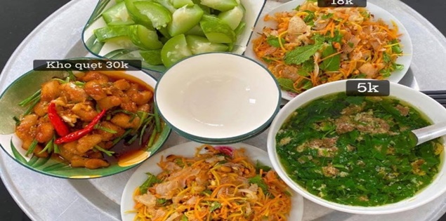 Mâm cơm 75.000 đồng cho 3 người gây tranh cãi, đĩa thịt 30.000 đồng trở thành tâm điểm