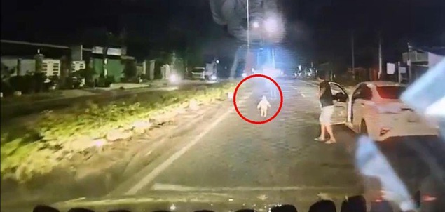 Khoảnh khắc "thót tim" 2 tài xế lao ra cứu bé gái 3 tuổi thoát nạn giữa đường