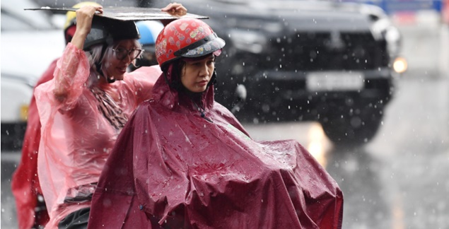 Miền Bắc đón ba đợt mưa dồn dập, cảnh báo giông lốc mạnh sau nắng nóng