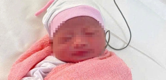 Bé trai sơ sinh chưa cắt dây rốn bị bỏ rơi trong túi xách gần nhà thờ