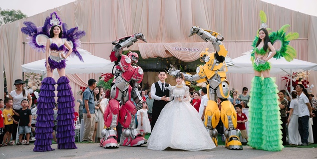 Đám cưới đặc biệt: Chú rể đưa dàn robot, Tôn Ngộ Không, cà kheo đi rước dâu