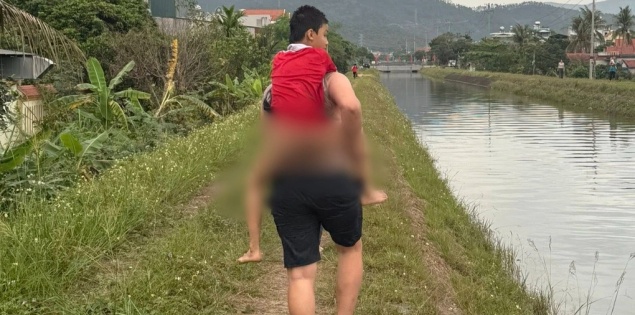 Người đàn ông Quảng Ninh vứt xe, nhảy xuống mương kéo cháu bé đang chìm dần