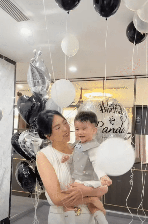 Con trai Mai Ngọc bốc được món đặc biệt trong tiệc thôi nôi tổ chức hoành tráng tại dinh thự gia đình