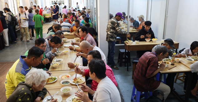 Quán buffet chay “trả tiền tùy tâm”: Cách một người phụ nữ "trả ơn" đời bằng những bữa ăn tử tế