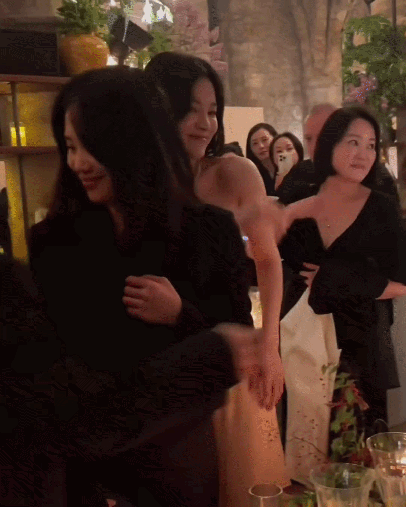 Tuổi 45 trẻ trung rạng rỡ, khí chất không điểm chê của Song Hye Kyo