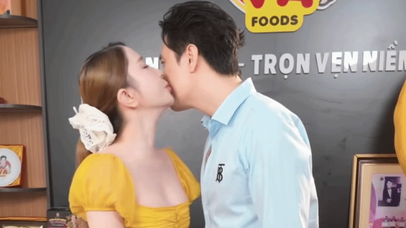 Quỳnh Nga bất ngờ thơm má Việt Anh, phải chăng để “đánh dấu chủ quyền” sau 7 năm mập mờ?