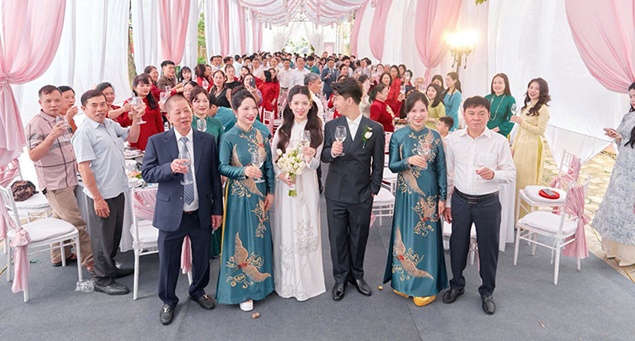 Cô gái Thái Nguyên lấy chồng nhà đối diện, 100 người xếp hàng đón nhà trai