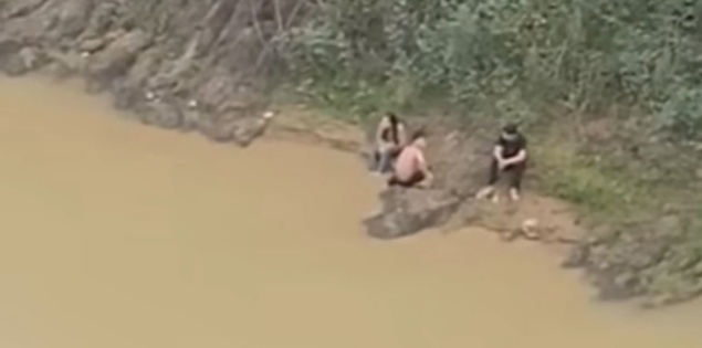 Hai nam sinh kịp thời lao xuống sông cứu bạn học nữ nhảy cầu