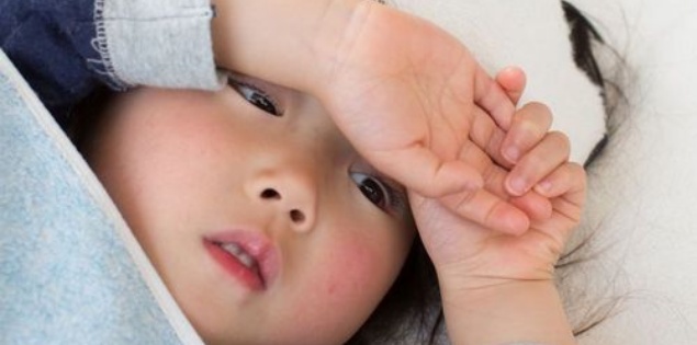 Hết anti thuốc hạ sốt đến đánh gừng xuyên khung, giờ các mẹ còn dùng cả "chất thải" để hạ sốt cho con mình sao?