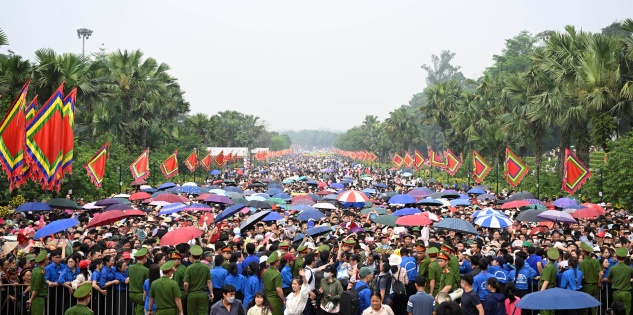 iển người chen chân đi lễ Đền Hùng dịp Giỗ Tổ 10/3 âm lịch