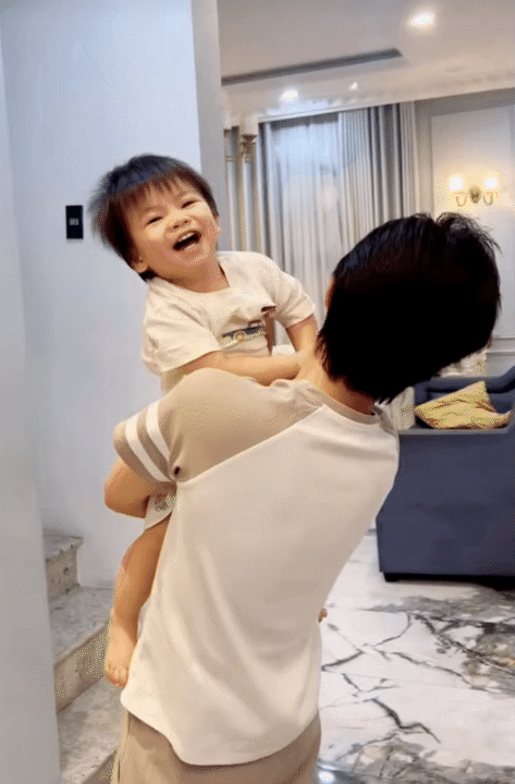 Con trai cả Đăng Khôi tuổi 13 cao lớn nổi bật, chăm em khéo léo khiến ai cũng khen