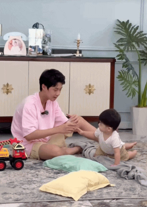 Con trai cả Đăng Khôi tuổi 13 cao lớn nổi bật, chăm em khéo léo khiến ai cũng khen