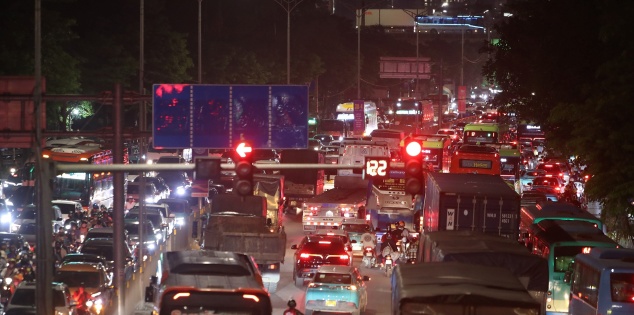 Đi đêm để tránh tắc đường, nhiều người “mắc kẹt” đến sáng vẫn chưa về tới nhà