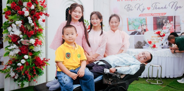 Người đàn ông liệt toàn thân ở Nghệ An cưới vợ, sinh 3 con và cái kết khiến ai cũng nể