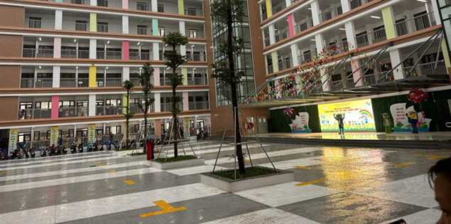 Phụ huynh Hà Nội hoang mang: Nhà cách trường vài trăm mét nhưng con phải học xa 2-4km